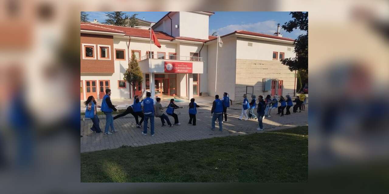Gönüllü gençler çocuk evlerinde kalan çocuklarla buluştu