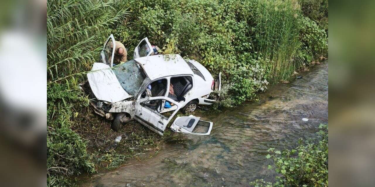 Dereye uçan otomobil hurdaya döndü: 3 yaralı