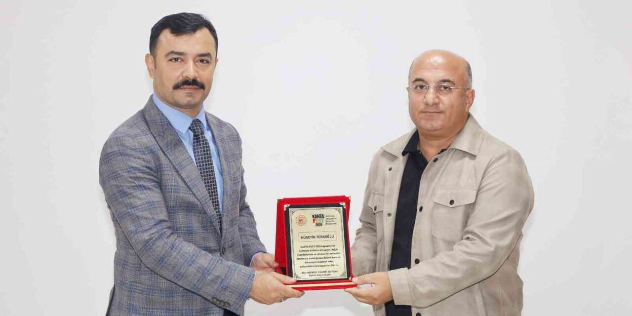 Kaymakam Soysal’dan İHA muhabirine plaket