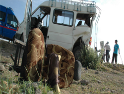 Kars'ta TIR Minibüsü Biçti: 6 Yaralı