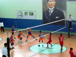 KARS'TA OKULLAR ARASI VOLEYBOL KARŞILAŞMALARI ÇEKİŞMELİ GEÇİYOR
