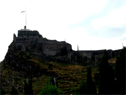 Kars'ta Dev Bayrak Rüzgara Dayanamadı