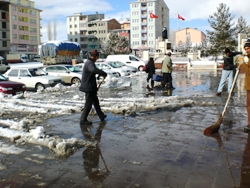 KARS'TA SABAH YAĞAN KAR ÖĞLE SAATLERİNDE ERİDİ