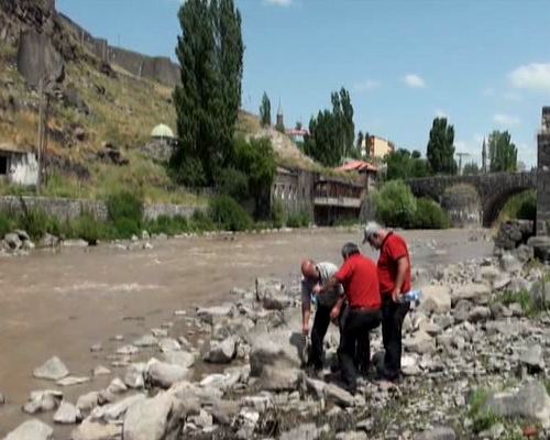 Kars'ta Balıkçılar Sülük Avında