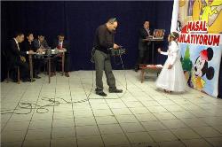 Canlı yayında masal anlatırken heyecandan şaşıran öğrenci ağlamaya başladı