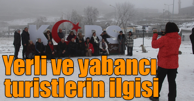 Kars Kalesi’ne ve “Kars” yazısına yerli ve yabancı turistlerin ilgisi