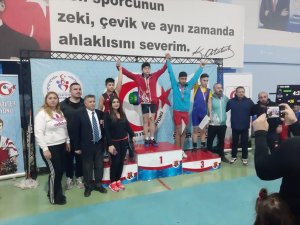 Ağrılı sporcuların kick boks başarısı