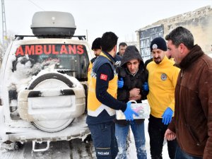 Yolu kardan kapanan köydeki hasta, ekiplerin 2 saatlik çalışmasıyla kurtarıldı