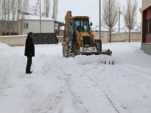 Özalp'ta okulların bahçesi kardan temizleniyor