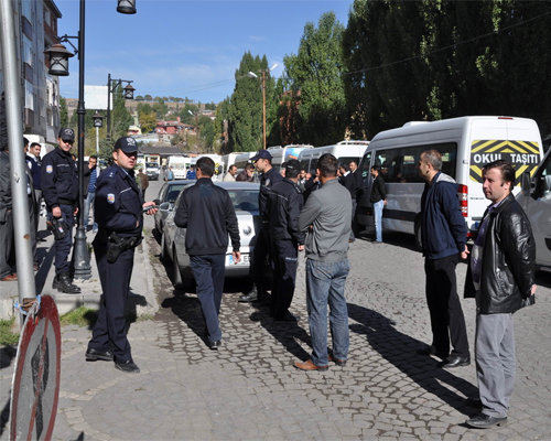 Kars'ta Dolmuşçulardan Kornalı Eylem