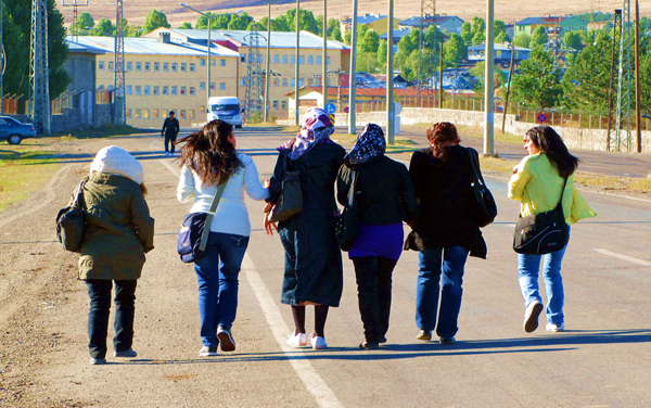 Kars'ta Öğrenciler Yaya Gidip-Geliyor