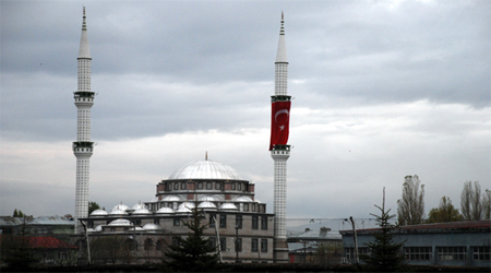 Ehlibeyt Işıklı Cami Minaresine Türk Bayrağı Asıldı