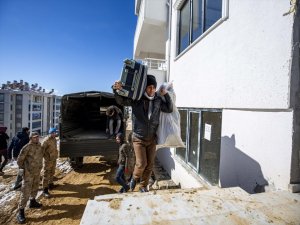 GÜNCELLEME - Elazığ'da jandarma depremzedelerin ev eşyasını taşıyor