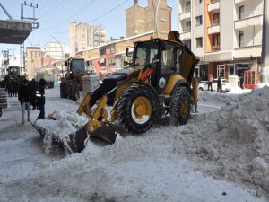 Yüksekova'da karla mücadele çalışmaları