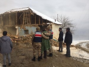 Malatya Jandarma depremden etkilenen vatandaşlarla çocukları yalnız bırakmıyor