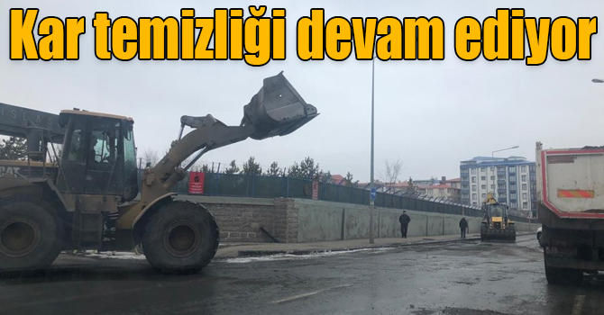 Kars Belediyesi caddelerin karını temizliyor