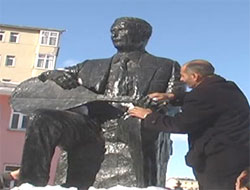 Karslı aşıklar heykele saldırıyı kınadı