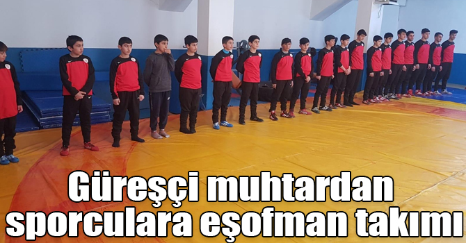 Güreşçi muhtardan sporculara eşofman takımı