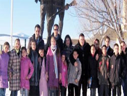Kars'ın Minik yürekleri şehitlerini andı