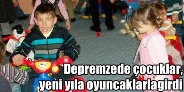 Depremzede çocuklar, yeni yıla oyuncaklarla girdi