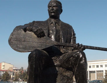 Kars'ta Kırılan Heykel Onarıldı