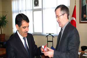 Belediye Başkanına Üstün Başarı Madalyonu