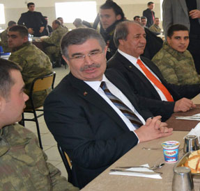 Şahin,Mehmetçikle öğle yemeği yedi