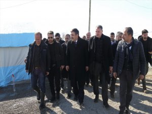 AK Parti'li Cevdet Yılmaz Van'da depremden etkilenen mahalleleri ziyaret etti