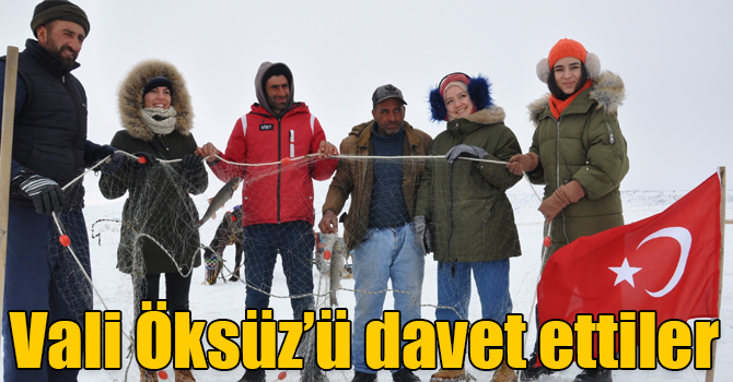 Köylü gençler misafirlere Eskimo usulü balık tutturuyor