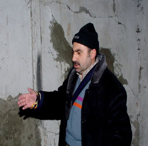 Kars'ta 900 TL için duvar deldiler