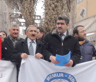 Sendikalar Kars’ta At Heykeli önünde Toplandı
