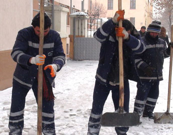 Kars’ta buz ve kar temizleme çalışmaları sürüyor