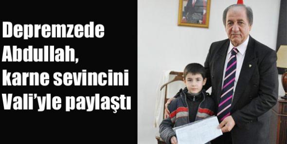 Depremzede Abdullah, karne sevincini Vali’yle paylaştı