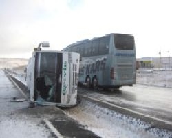 Minibüs yan yattı: 5 yaralı