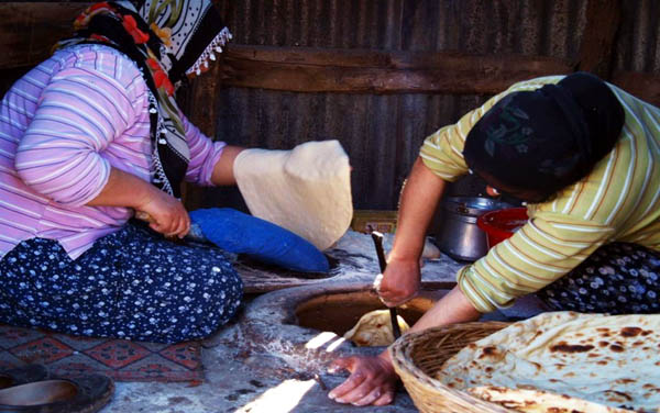 Kars'ın  Kadınları İmece Usulü Ekmek Pişiriyorlar