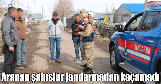 Aranan şahıslar jandarmadan kaçamadı