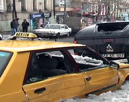Kars'ta Buz İki Aracı Ezdi