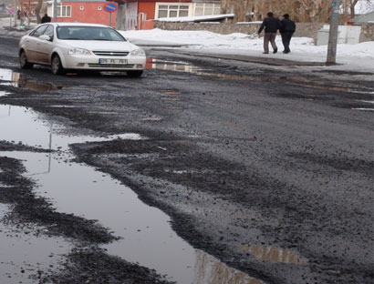 Kars'ta Ağır kış asfaltı bozdu