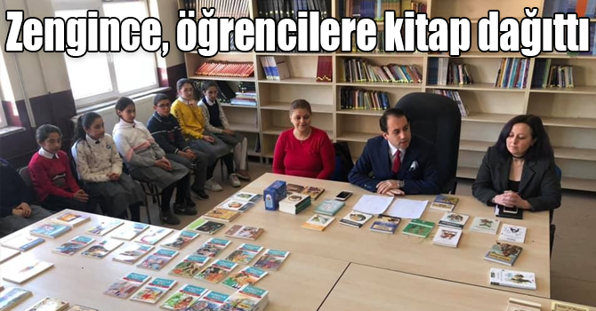 Digor Kaymakamı Zengince, öğrencilere kitap dağıttı