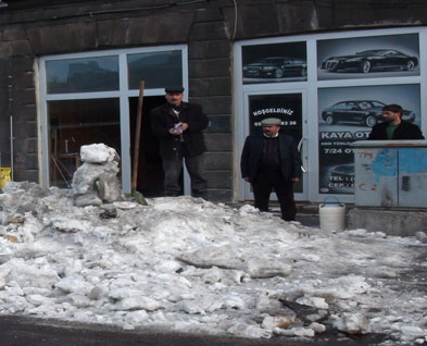 Kars'ta Kar ve buz yığınlarını tuzla eritiyorlar