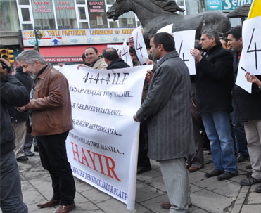 KARS’TA ‘4+4+4’PROTESTO EDİLDİ