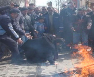 Kars Belediye Başkanı ateşten atlarken düştü