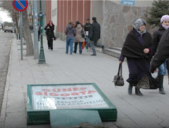 Rüzgar reklam tabelalarını uçurdu‏