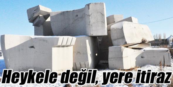 Heykele değil, yere itiraz