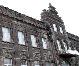 KARS HEKİMEVİ’NİN GÖRKEMLİ BİNASI YIKILIYOR
