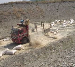 KARS’TA SAMAN YÜKLÜ KAMYON ŞARAMPOLE UÇTU: 4 YARALI