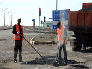 KARS’TA KARAYOLLARI BOZULAN YOLLARA YAMA YAPIYOR