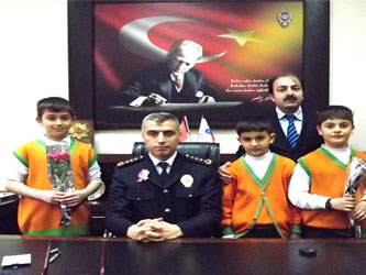 Alparslan Kolejinden Polislere karanfil