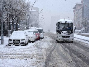 Doğu'daki 4 ilde kar nedeniyle 144 yerleşim biriminin yolu ulaşıma kapandı