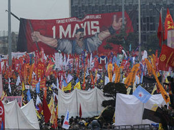 Onbinler Taksim'e aktı